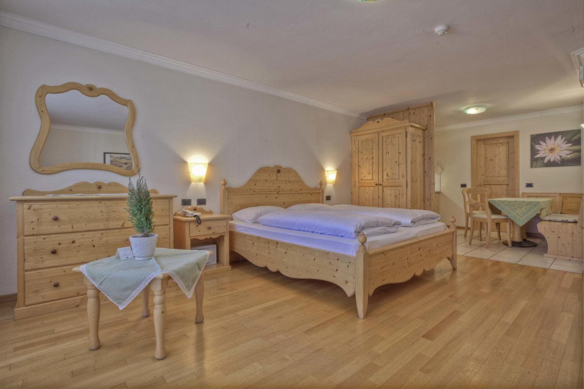 Aparthotel Ciasa Milandura San Cassiano  Pokoj fotografie